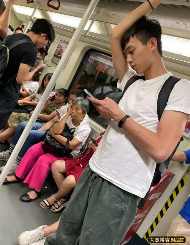 地铁上拍到的素颜帅哥,有点像邻家表哥的感觉 地铁上拍到的素颜帅哥,有点像邻家表哥的感觉