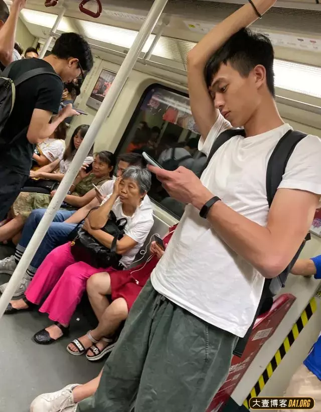 地铁上拍到的素颜帅哥,有点像邻家表哥的感觉 地铁上拍到的素颜帅哥,有点像邻家表哥的感觉