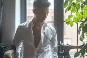 浓眉大眼的萌系模特小哥，身材好了之后就爱上到处秀肌肉-大壹博客