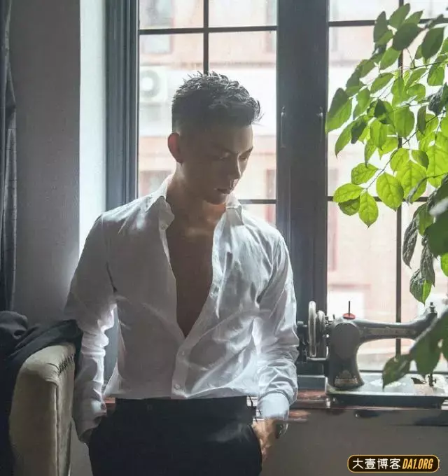 浓眉大眼的萌系模特小哥,身材好了之后就爱上到处秀肌肉 浓眉大眼的萌系模特小哥,身材好了之后就爱上到处秀肌肉