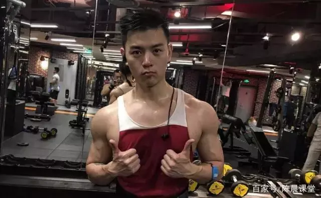 浓眉大眼的萌系模特小哥,身材好了之后就爱上到处秀肌肉 浓眉大眼的萌系模特小哥,身材好了之后就爱上到处秀肌肉