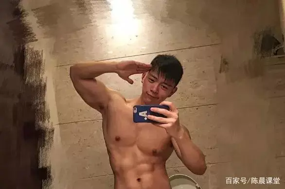 浓眉大眼的萌系模特小哥,身材好了之后就爱上到处秀肌肉 浓眉大眼的萌系模特小哥,身材好了之后就爱上到处秀肌肉