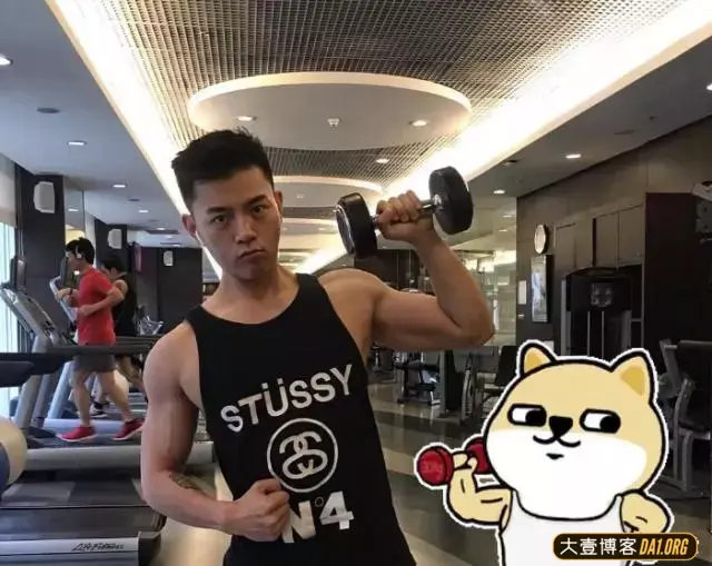 浓眉大眼的萌系模特小哥,身材好了之后就爱上到处秀肌肉 浓眉大眼的萌系模特小哥,身材好了之后就爱上到处秀肌肉