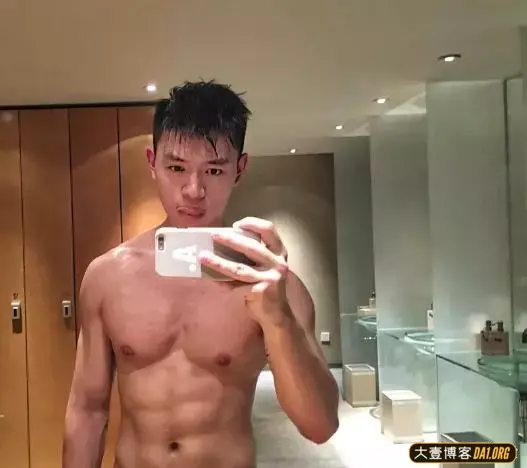 浓眉大眼的萌系模特小哥,身材好了之后就爱上到处秀肌肉 浓眉大眼的萌系模特小哥,身材好了之后就爱上到处秀肌肉