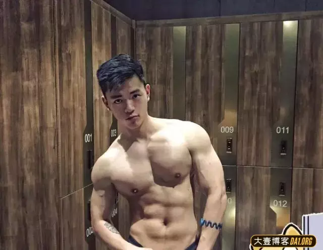 浓眉大眼的萌系模特小哥,身材好了之后就爱上到处秀肌肉 浓眉大眼的萌系模特小哥,身材好了之后就爱上到处秀肌肉