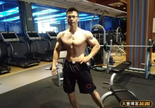 健身爱好者:只有汗水浇铸出来的才是真汉子! 健身爱好者:只有汗水浇铸出来的才是真汉子!