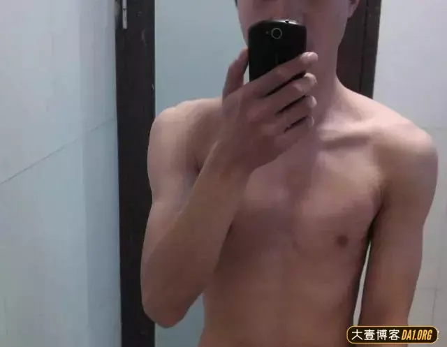 健身爱好者:只有汗水浇铸出来的才是真汉子! 健身爱好者:只有汗水浇铸出来的才是真汉子!