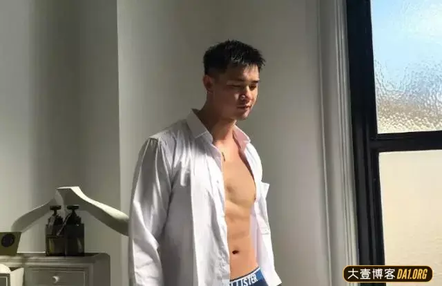 身高190cm的肌肉网店店主:不仅能耍帅,玩性感,还能扮可爱 身高190cm的肌肉网店店主:不仅能耍帅,玩性感,还能扮可爱