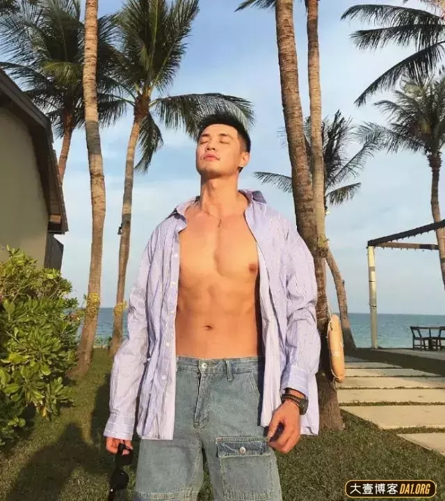身高190cm的肌肉网店店主:不仅能耍帅,玩性感,还能扮可爱 身高190cm的肌肉网店店主:不仅能耍帅,玩性感,还能扮可爱