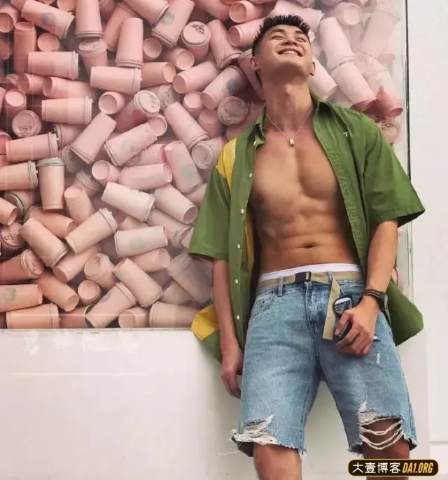 身高190cm的肌肉网店店主:不仅能耍帅,玩性感,还能扮可爱 身高190cm的肌肉网店店主:不仅能耍帅,玩性感,还能扮可爱