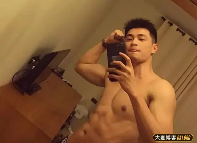 身高190cm的肌肉网店店主:不仅能耍帅,玩性感,还能扮可爱 身高190cm的肌肉网店店主:不仅能耍帅,玩性感,还能扮可爱