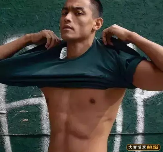 N国混血的肌肉男模:长发是深情花美男,寸头就是铁血真硬汉! N国混血的肌肉男模:长发是深情花美男,寸头就是铁血真硬汉!