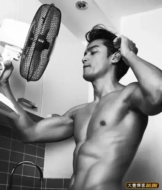 N国混血的肌肉男模:长发是深情花美男,寸头就是铁血真硬汉! N国混血的肌肉男模:长发是深情花美男,寸头就是铁血真硬汉!