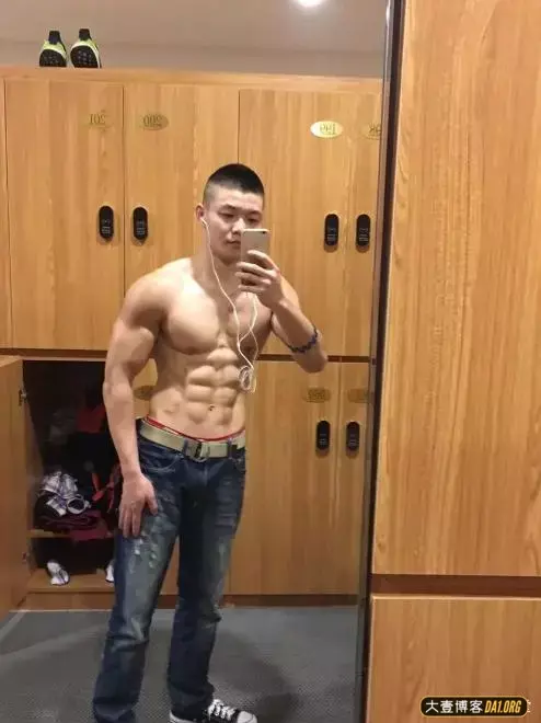 90后云南小伙:为自己的英雄梦练就出性感八块腹肌! 90后云南小伙:为自己的英雄梦练就出性感八块腹肌!