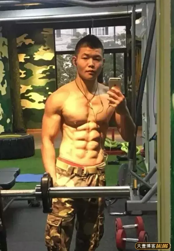 90后云南小伙:为自己的英雄梦练就出性感八块腹肌! 90后云南小伙:为自己的英雄梦练就出性感八块腹肌!