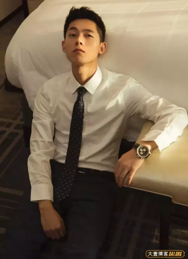正装小哥哥穿白衬衫走红网络,神似李现,却比李现更嫩更阳光 正装小哥哥穿白衬衫走红网络,神似李现,却比李现更嫩更阳光