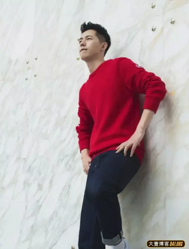 正装小哥哥穿白衬衫走红网络,神似李现,却比李现更嫩更阳光 正装小哥哥穿白衬衫走红网络,神似李现,却比李现更嫩更阳光