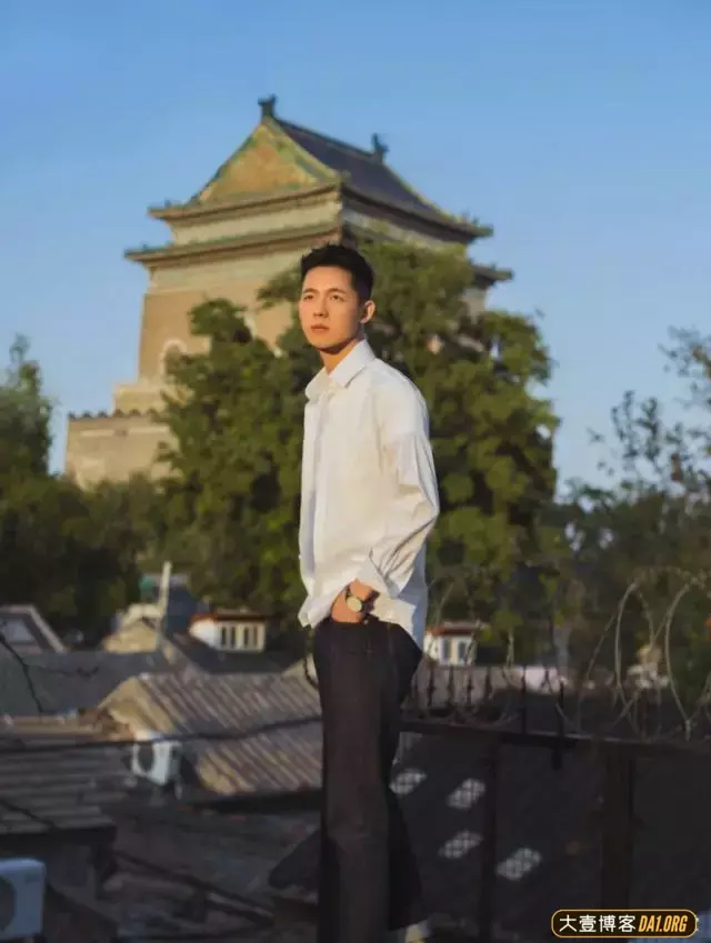 正装小哥哥穿白衬衫走红网络,神似李现,却比李现更嫩更阳光 正装小哥哥穿白衬衫走红网络,神似李现,却比李现更嫩更阳光