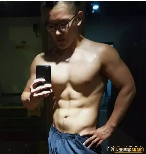 这个肌肉帅哥竟是美术生?身材超级耐斯! 这个肌肉帅哥竟是美术生?身材超级耐斯!