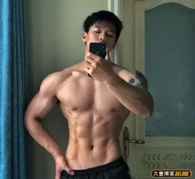 这个肌肉帅哥竟是美术生?身材超级耐斯! 这个肌肉帅哥竟是美术生?身材超级耐斯!