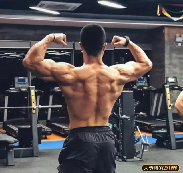 当中国小伙脱掉衣服晒肌肉,你会忘掉那些国外巨无霸! 当中国小伙脱掉衣服晒肌肉,你会忘掉那些国外巨无霸!