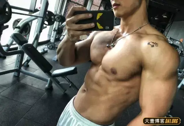 当中国小伙脱掉衣服晒肌肉,你会忘掉那些国外巨无霸! 当中国小伙脱掉衣服晒肌肉,你会忘掉那些国外巨无霸!