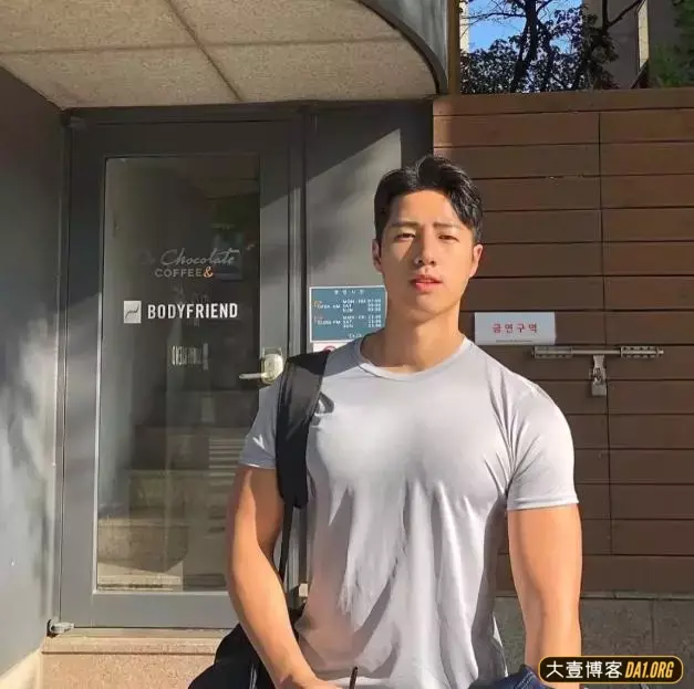看到这位可爱又壮壮的韩国模特,我又可以了! 看到这位可爱又壮壮的韩国模特,我又可以了!
