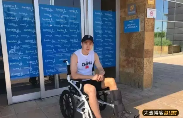 看到男篮赵继伟躺在病床上的样子,真的很想免费去做他的陪护呀! 看到男篮赵继伟躺在病床上的样子,真的很想免费去做他的陪护呀!