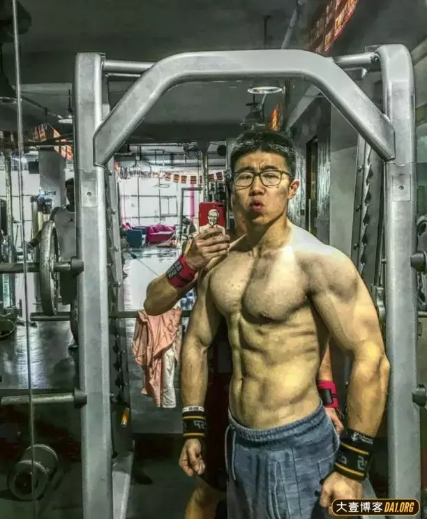 北京小伙健身:趁着梦想还有温度,抓紧时间去奋斗! 北京小伙健身:趁着梦想还有温度,抓紧时间去奋斗!