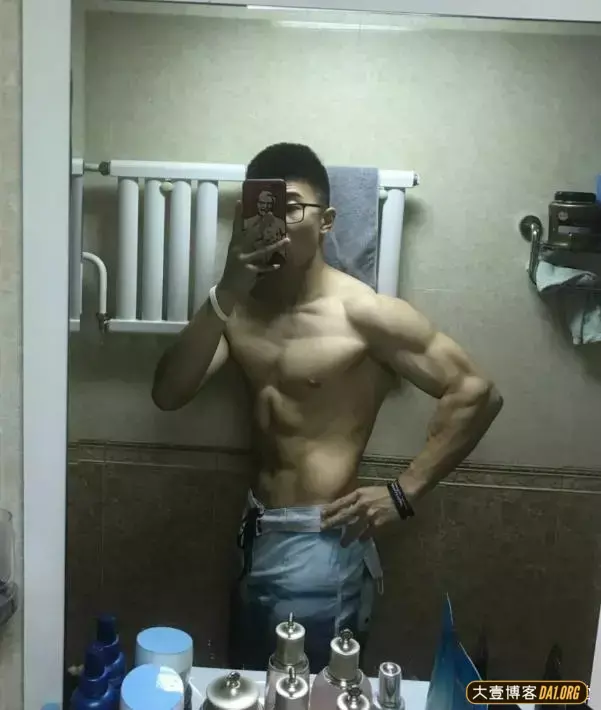 北京小伙健身:趁着梦想还有温度,抓紧时间去奋斗! 北京小伙健身:趁着梦想还有温度,抓紧时间去奋斗!