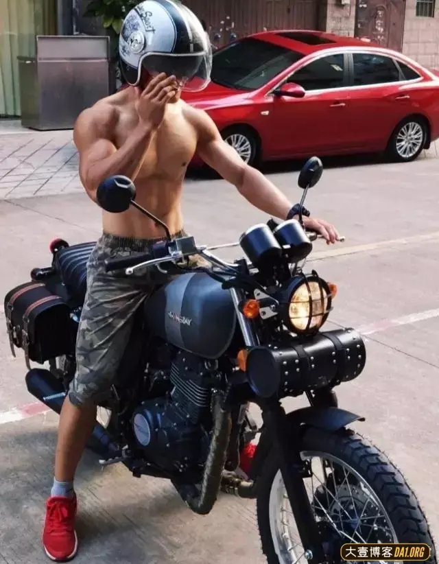 今日街头抓拍:不穿衣服的机车筋肉男! 今日街头抓拍:不穿衣服的机车筋肉男!