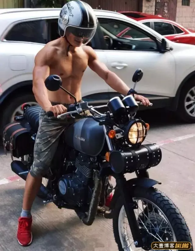 今日街头抓拍:不穿衣服的机车筋肉男! 今日街头抓拍:不穿衣服的机车筋肉男!