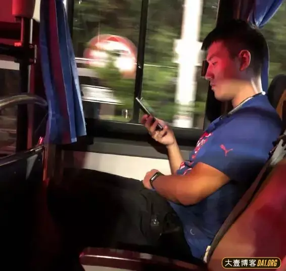 今日街头抓拍:不穿衣服的机车筋肉男! 今日街头抓拍:不穿衣服的机车筋肉男!
