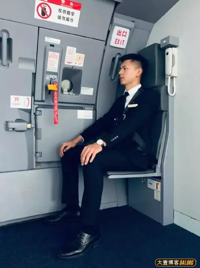 今日街头抓拍:不穿衣服的机车筋肉男! 今日街头抓拍:不穿衣服的机车筋肉男!