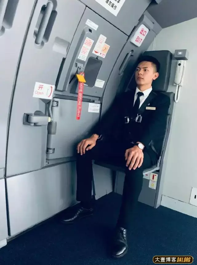今日街头抓拍:不穿衣服的机车筋肉男! 今日街头抓拍:不穿衣服的机车筋肉男!