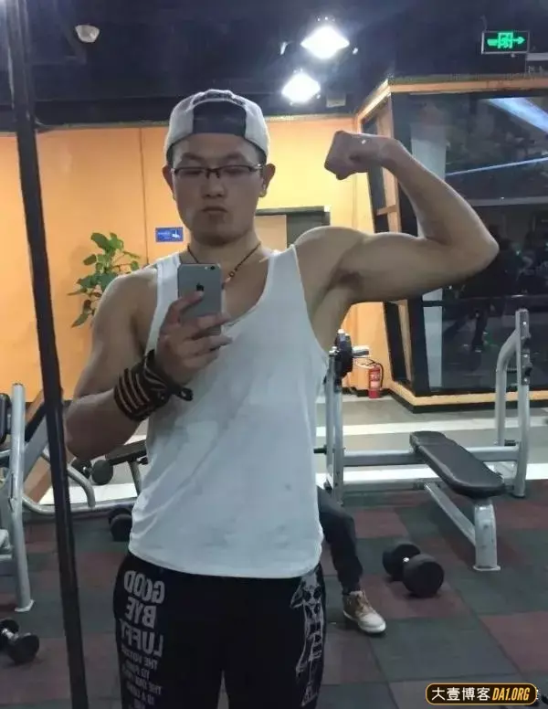 气质文艺又绅士的大鼻子黄轩演绎高燃硬汉!穿起制服真有实力! 气质文艺又绅士的大鼻子黄轩演绎高燃硬汉!穿起制服真有实力!