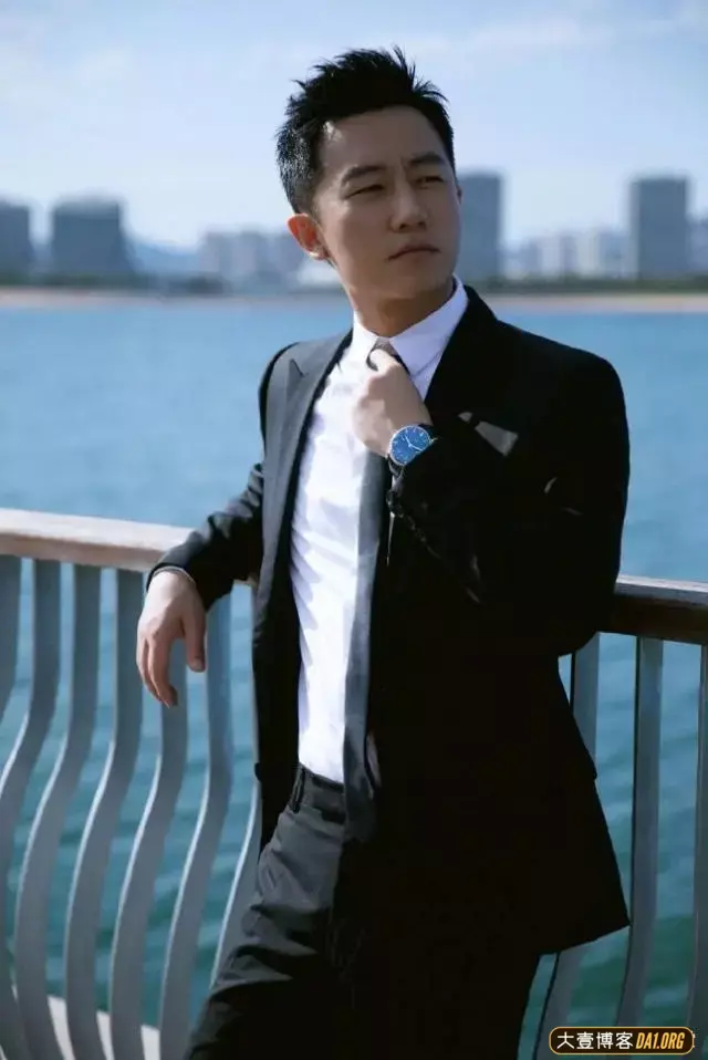 气质文艺又绅士的大鼻子黄轩演绎高燃硬汉!穿起制服真有实力! 气质文艺又绅士的大鼻子黄轩演绎高燃硬汉!穿起制服真有实力!