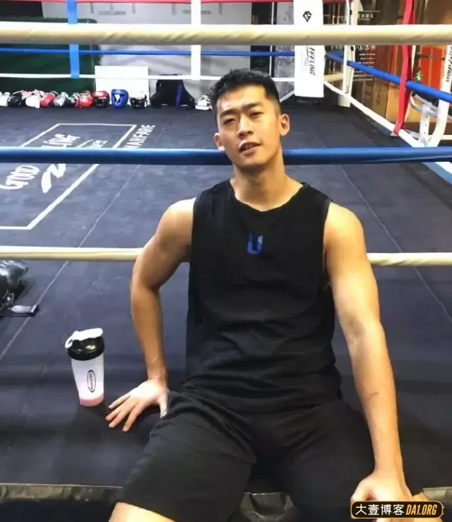 1米92的篮球体育生,肌肉线条充满爆发力,看起来安全又可靠! 1米92的篮球体育生,肌肉线条充满爆发力,看起来安全又可靠!