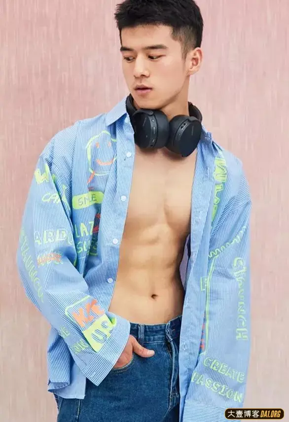 双11肌肉男模们上演性感大戏,看看你最想把哪个带走? 双11肌肉男模们上演性感大戏,看看你最想把哪个带走?