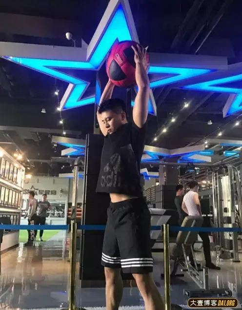 辽宁90后小伙健身:就算被否定我依旧相信自己可以成功! 辽宁90后小伙健身:就算被否定我依旧相信自己可以成功!