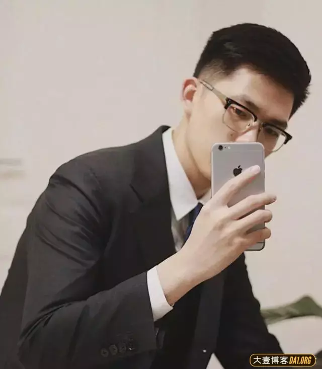 仅凭几张照片就火爆网络的正装博主终于露脸了,没想到本人超帅! 仅凭几张照片就火爆网络的正装博主终于露脸了,没想到本人超帅!