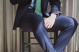 仅凭几张照片就火爆网络的正装博主终于露脸了，没想到本人超帅！-大壹博客