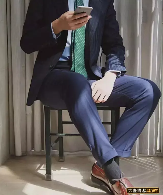 仅凭几张照片就火爆网络的正装博主终于露脸了,没想到本人超帅! 仅凭几张照片就火爆网络的正装博主终于露脸了,没想到本人超帅!