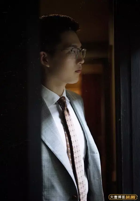 仅凭几张照片就火爆网络的正装博主终于露脸了,没想到本人超帅! 仅凭几张照片就火爆网络的正装博主终于露脸了,没想到本人超帅!