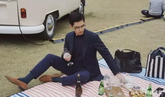 仅凭几张照片就火爆网络的正装博主终于露脸了,没想到本人超帅! 仅凭几张照片就火爆网络的正装博主终于露脸了,没想到本人超帅!