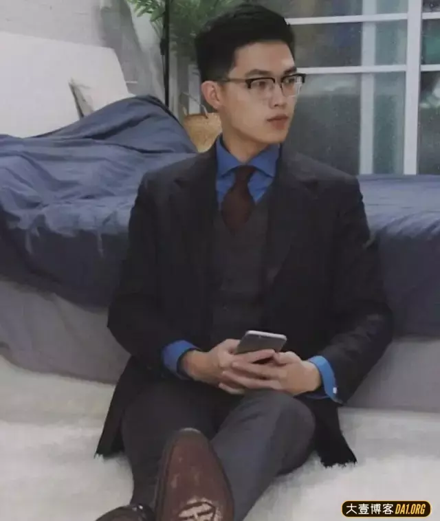 仅凭几张照片就火爆网络的正装博主终于露脸了,没想到本人超帅! 仅凭几张照片就火爆网络的正装博主终于露脸了,没想到本人超帅!