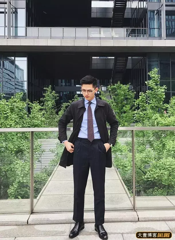 仅凭几张照片就火爆网络的正装博主终于露脸了,没想到本人超帅! 仅凭几张照片就火爆网络的正装博主终于露脸了,没想到本人超帅!