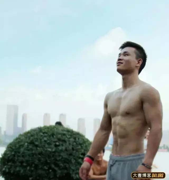 迷恋街头健身的湖北小伙:相信自己的付出总会得到回报! 迷恋街头健身的湖北小伙:相信自己的付出总会得到回报!