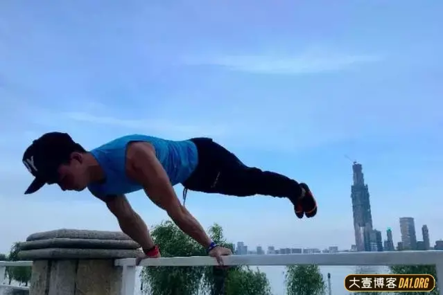 迷恋街头健身的湖北小伙:相信自己的付出总会得到回报! 迷恋街头健身的湖北小伙:相信自己的付出总会得到回报!