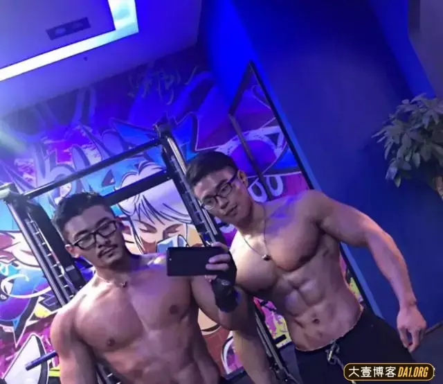 90后健体运动员:健身是一种积极的生活态度! 90后健体运动员:健身是一种积极的生活态度!